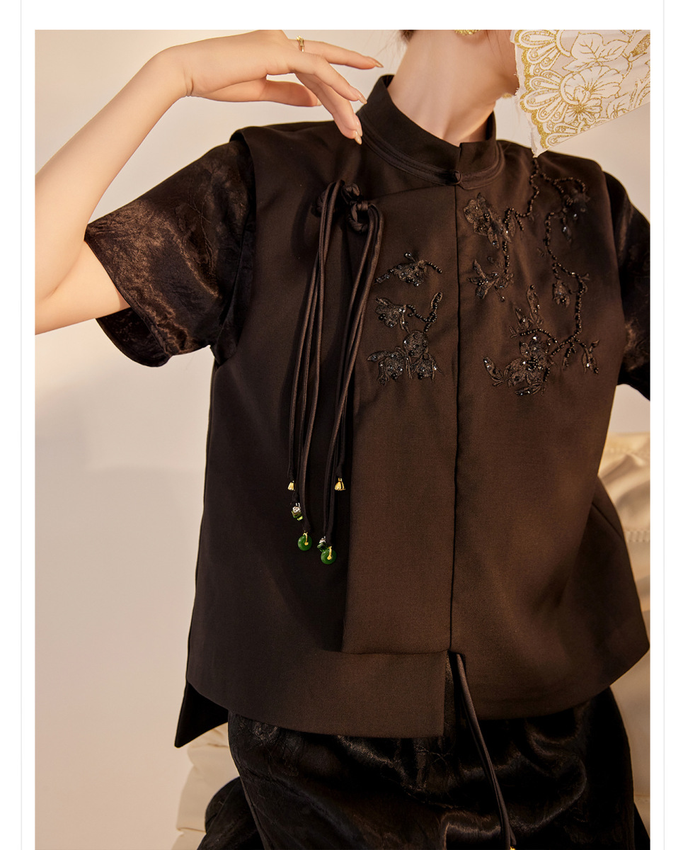 Áo vest nữ cổ đứng thêu nổi cài khuy phong cách thanh lịch — Ngọc Bích Đen (Giao Hàng Ngay), Trắng tuyết satin (tóc làm trong ngày)