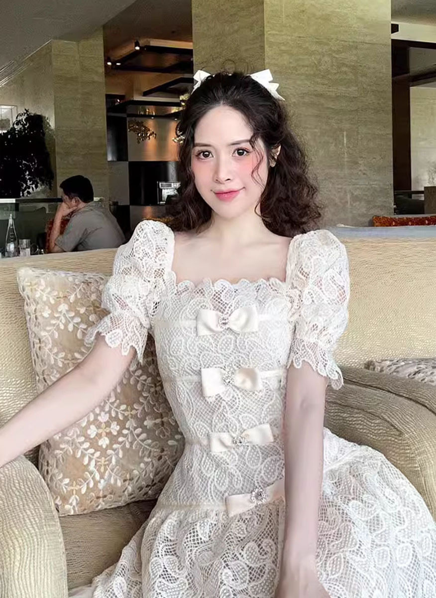 Đầm maxi nữ thắt eo cổ vuông ren hoa tay ngắn — Trắng chi tiết 2