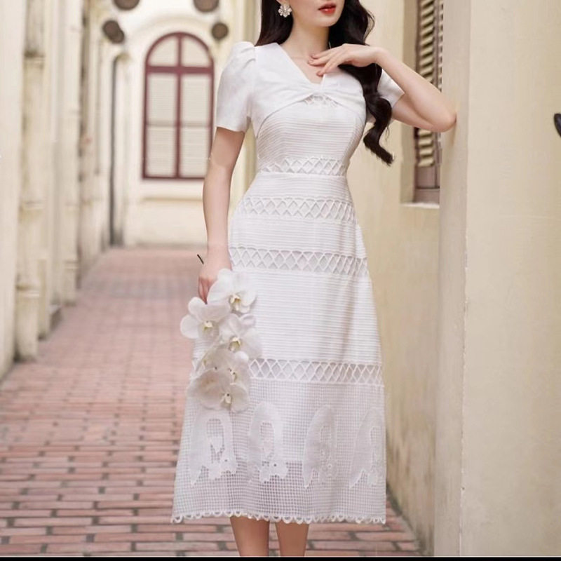 Đầm maxi nữ thắt eo cổ V tay ngắn midi trắng — Trắng