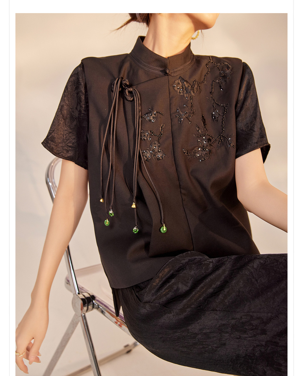 Áo vest nữ cổ đứng thêu nổi cài khuy phong cách thanh lịch — Ngọc Bích Đen (Giao Hàng Ngay), Trắng tuyết satin (tóc làm trong ngày)