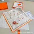 I love the white and orange flowers