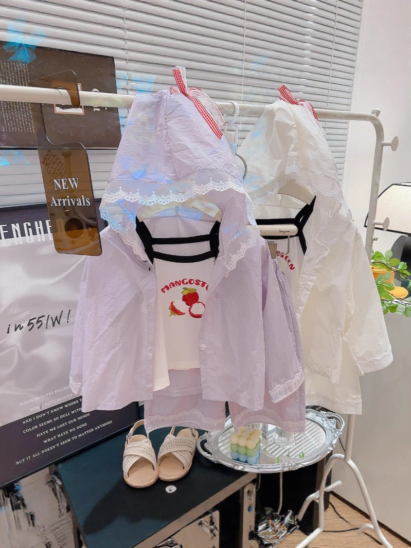 Set tiga bagian stylish dopamine anak perempuan musim panas, jaket hoodie pelindung sinar matahari berumbai renda