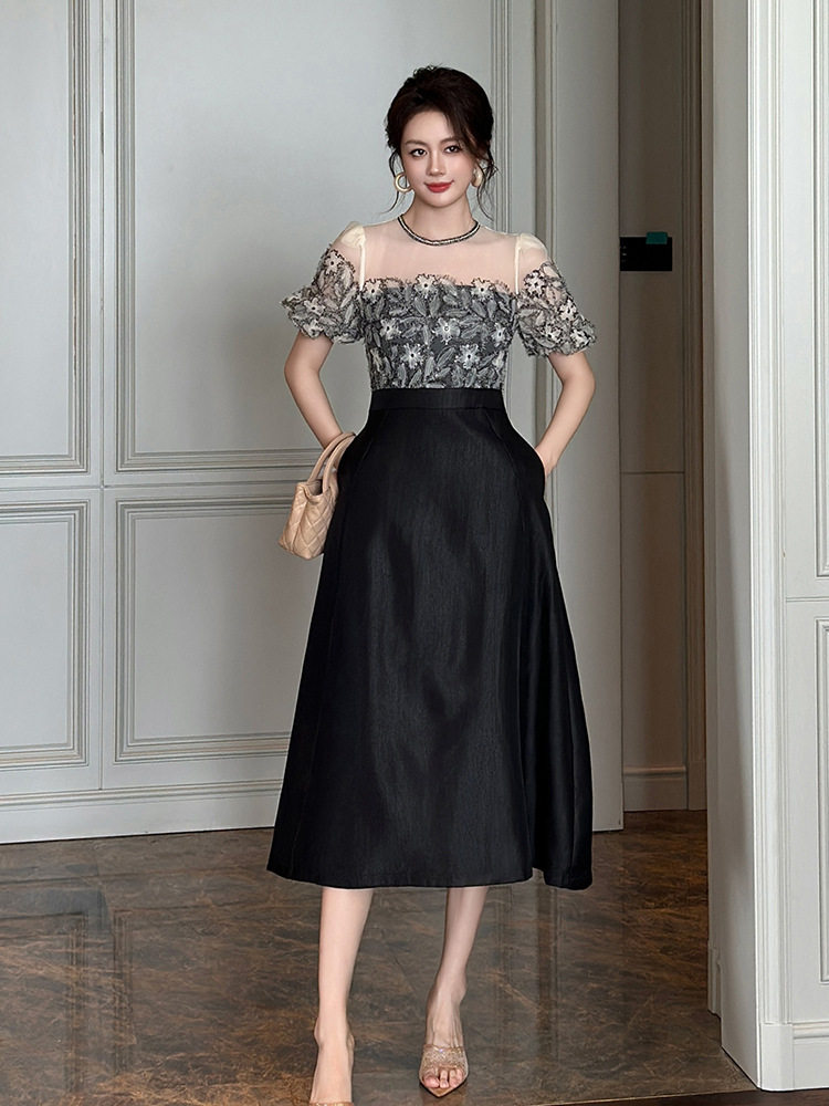 Đầm maxi nữ tay bồng cổ tròn, thiết kế ren viền cổ, dáng suông oversize, eo cao — [Đen]