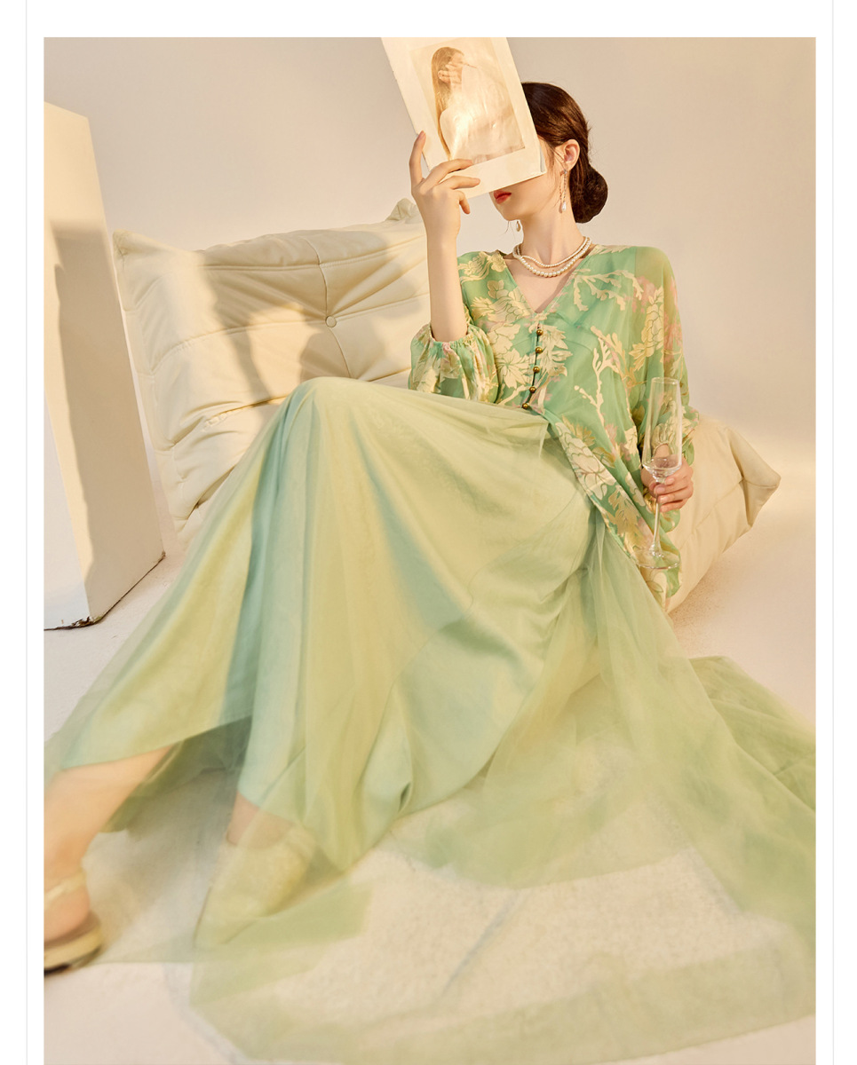 Đầm maxi nữ dài tay cổ chữ V họa tiết hoa in nổi — bầu trời xanh, Màu trắng nhạt