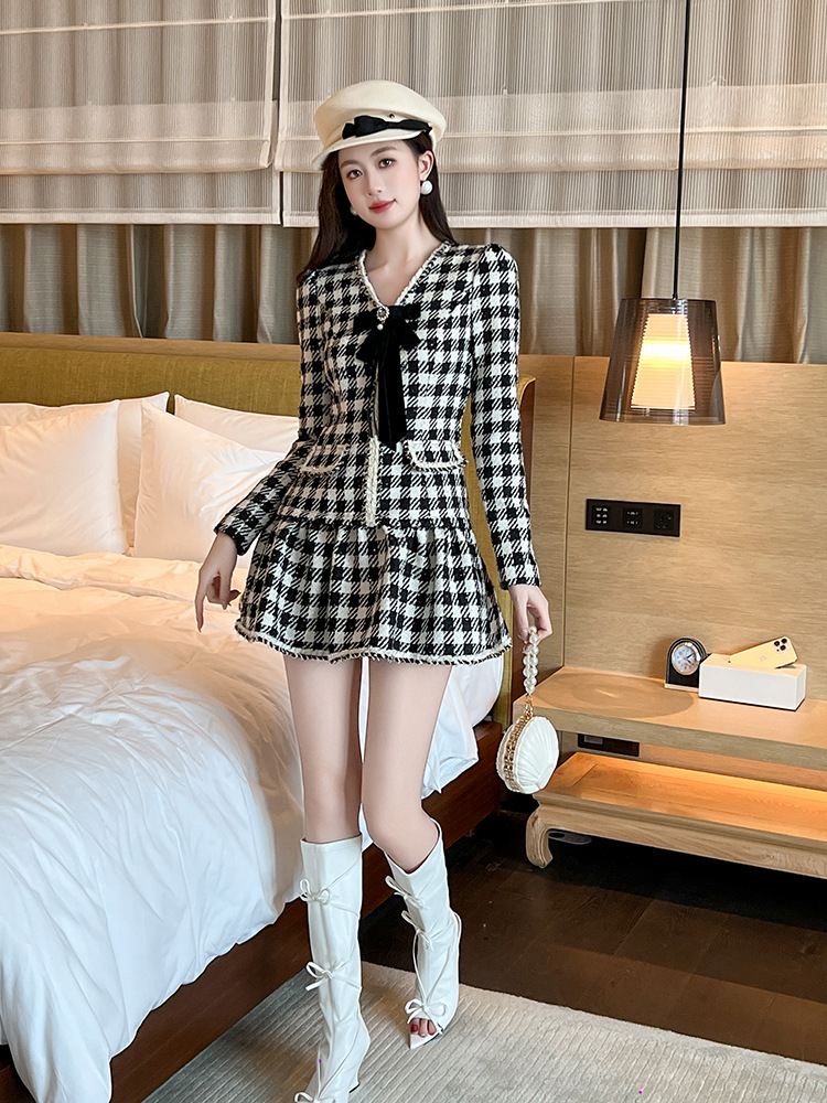 Đầm nữ dáng chữ A cổ chữ V họa tiết ca rô, tay dài phối viền lá sen — Đen trắng