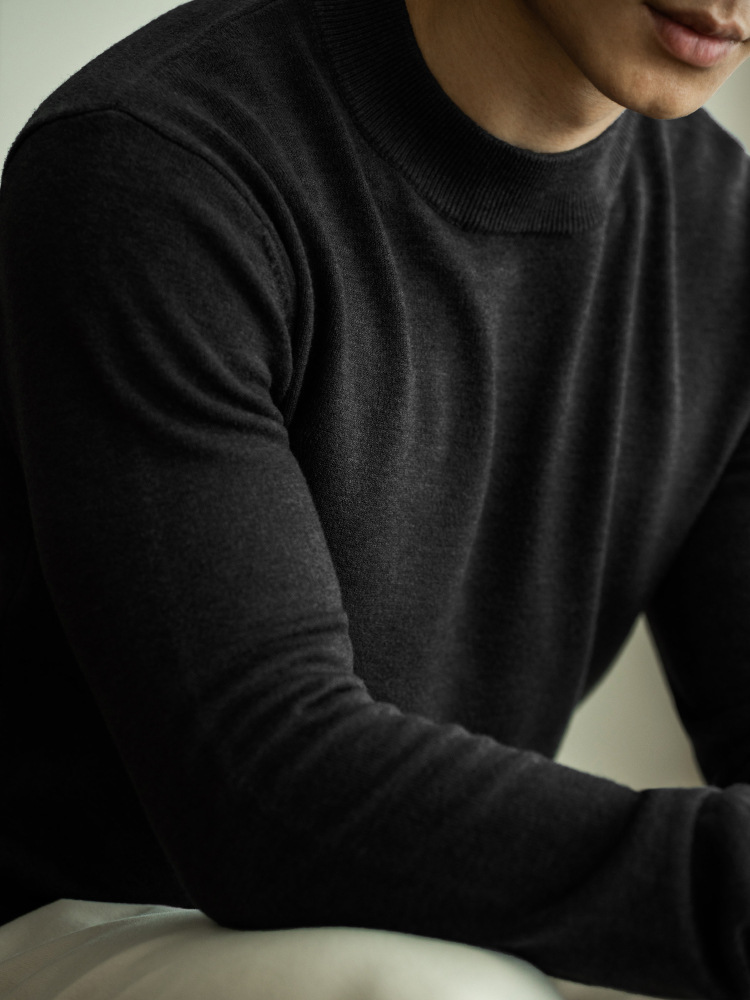 ブラック[ハーフタートルカラー]