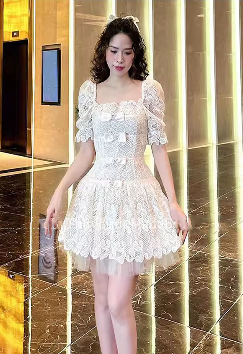 Đầm maxi nữ thắt eo cổ vuông ren hoa tay ngắn — Trắng chi tiết 5