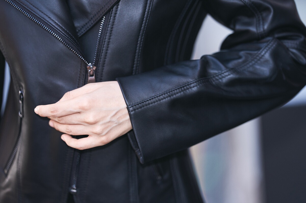 Áo khoác da nữ dáng ngắn phong cách biker ôm vừa vặn — màu đen