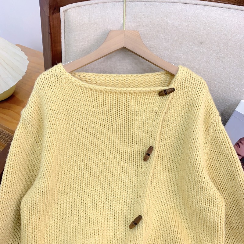 Áo cardigan nữ dệt kim dày dặn cổ chéo lệch vai, dáng suông thanh lịch — Màu vàng kem