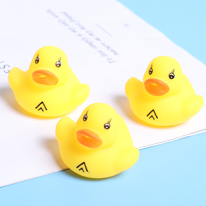 跨境戏水小黄鸭捏捏叫发声小鸭子洗澡玩具游泳池减压奶茶店小礼品