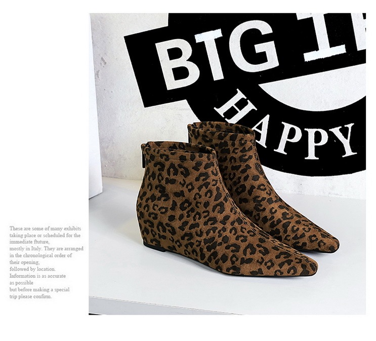 Boot cổ thấp nữ họa tiết da báo gót ẩn tăng chiều cao khóa kéo phía sau — lót đơn in hình báo