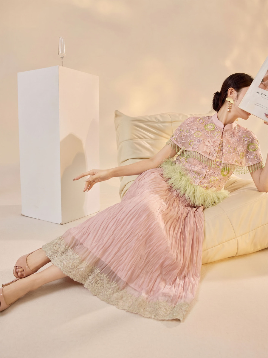 Bộ đầm hai món nữ áo gile cổ cao đính cườm thêu kết hợp chân váy dài xếp ly — Chân váy, Áo gile, Bộ hai món