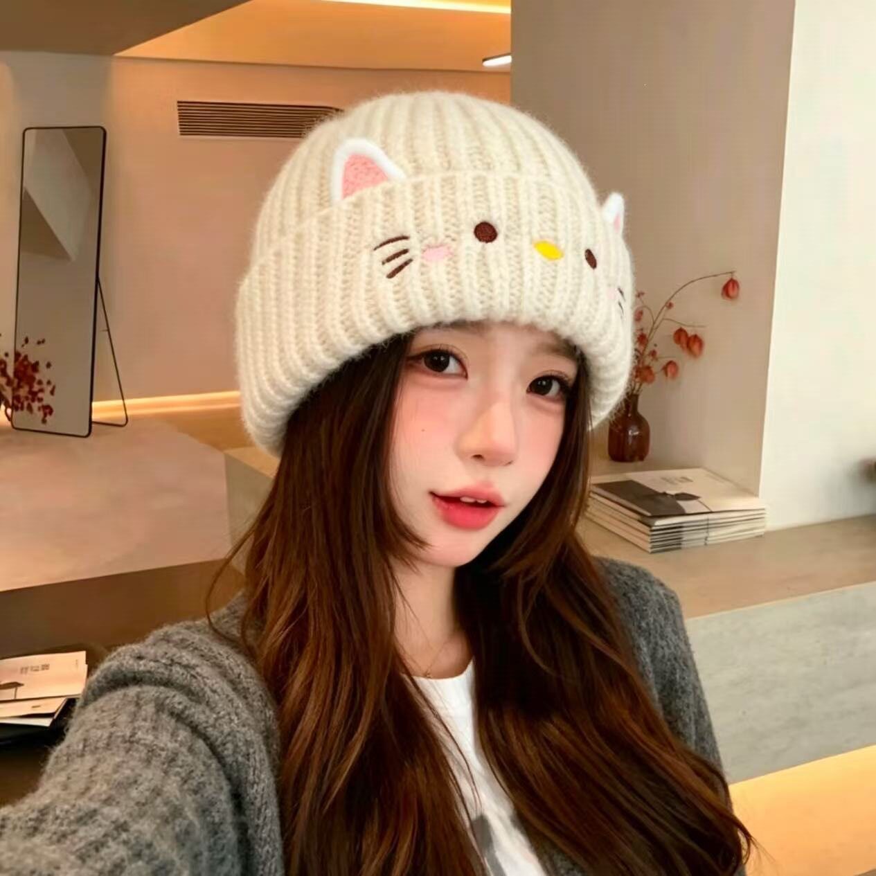 หมวกขนสัตว์ถักอบอุ่นสำหรับผู้หญิง ฤดูหนาว ลายแมวน่ารัก ป้องกันหูได้หลากหลาย หมวกแฟชั่นสำหรับนักเรียน จำหน่ายโดยตรงจากโรงงาน