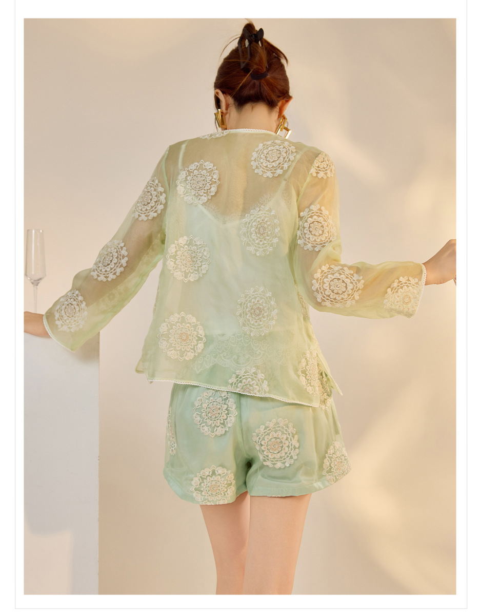 Bộ ba món nữ gồm áo khoác, gile và quần short lụa tơ tằm thêu hoa — Quần short xanh lục nhạt, Gi lê xanh lục nhạt, Áo khoác xanh lục nhạt