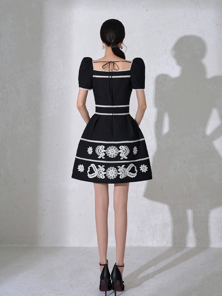 Đầm Vintage Cổ chữ Vuông Tay Phồng Thêu Hoa Thiết Kế Pháp Màu Đen