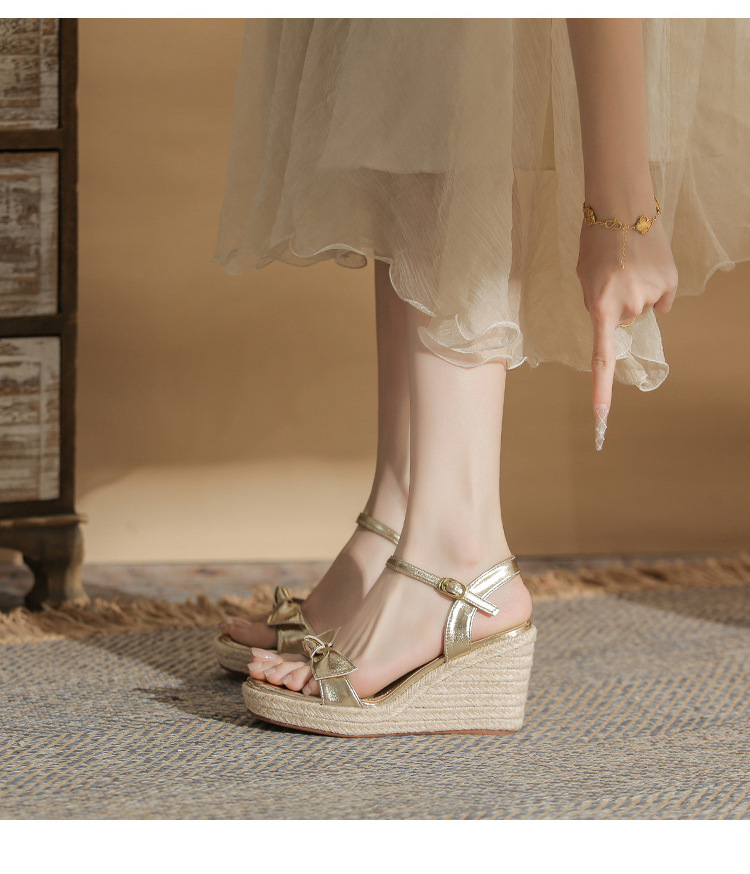 Sandal nữ quai một chữ gót xuồng đế cao 9cm nơ đính phối hợp đi biển — Màu bạc, màu vàng kim