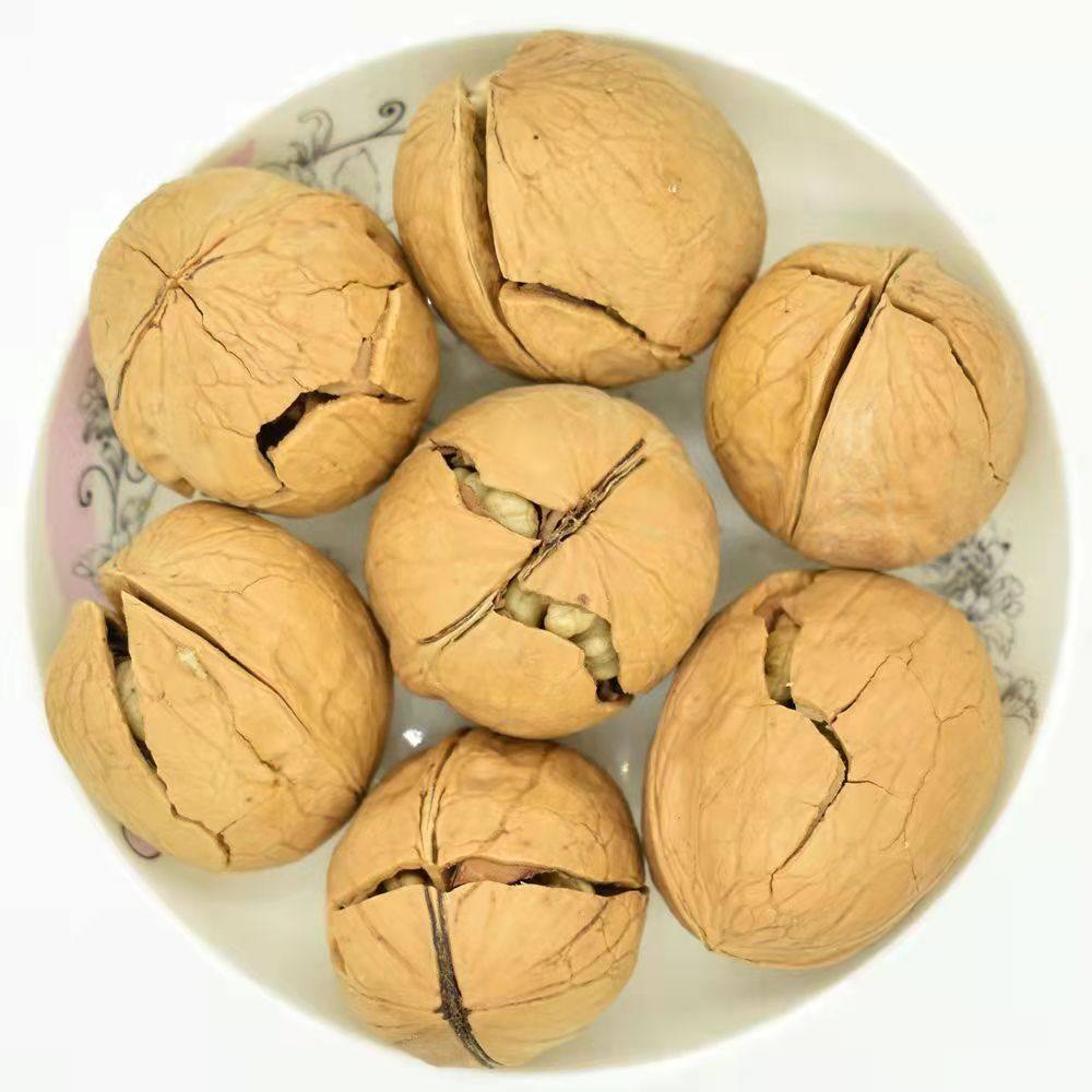 Xinjiang specialty hand-peeled roasted walnut milk flavor herbal flavor pepper and salt flavor longxiangyuan hand-peeled roasted walnut skin thin meat thick