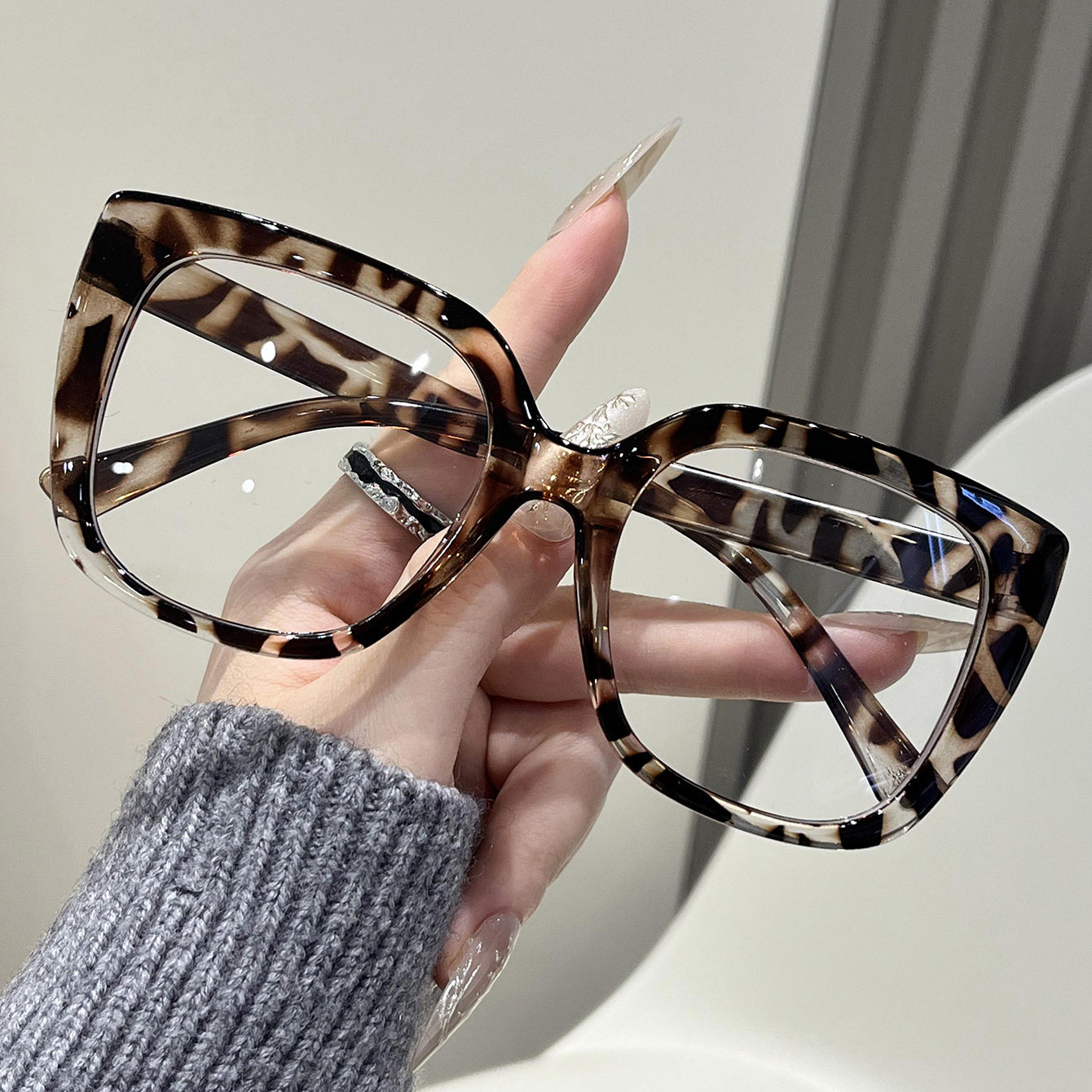 Fashionable Non-Prescription Large Frame Cat-Eye Glasses for Women with a High-End Feel, European and American Trendy Casual Decorative Glasses