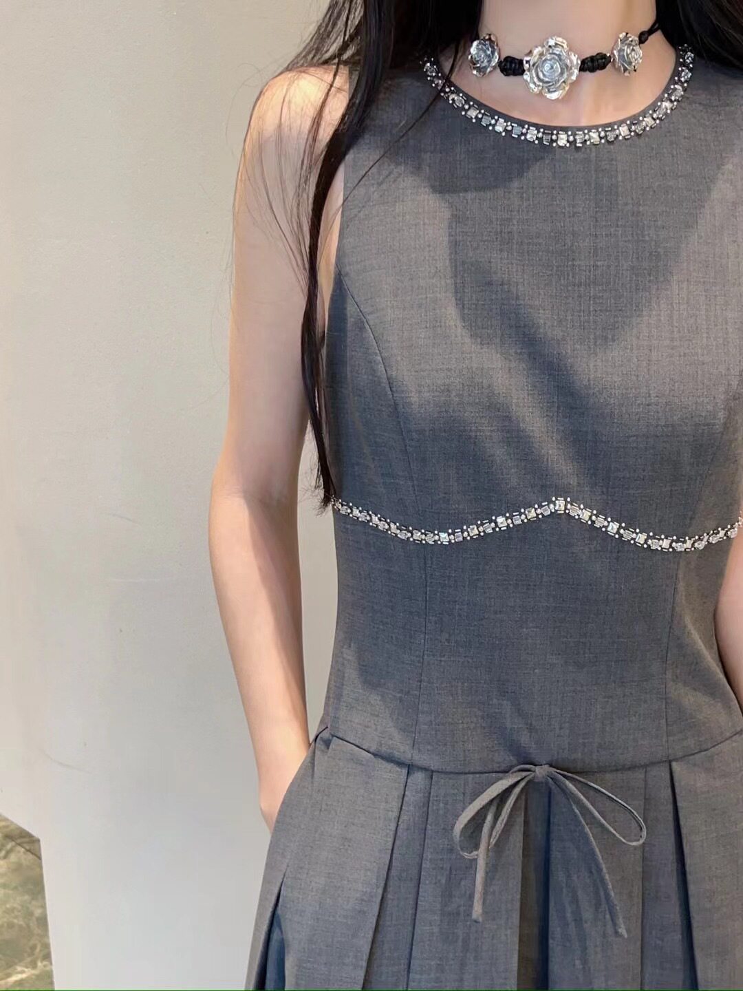 Đầm suông midi tay lỡ cổ tròn chất liệu cotton phối nơ bướm — Xám chi tiết 2
