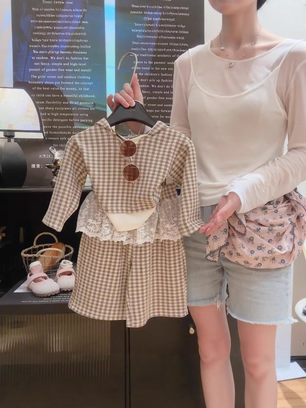 Herbst-Neuheit-vielseitige Spitzenrüschenhose & Langarm-Kapuzen-Süße-Dame-Karo-Top-Spitzen-Set