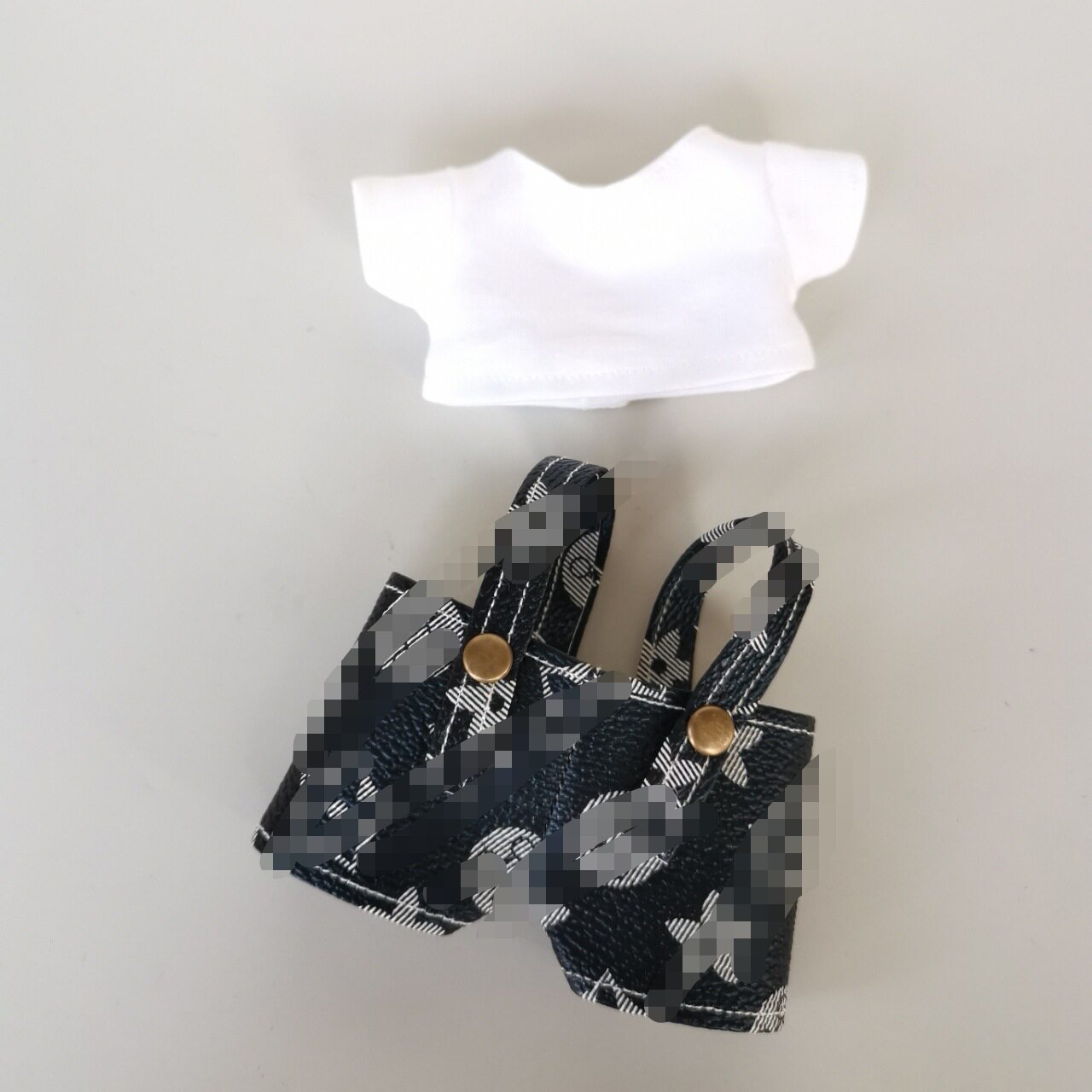 黒のツーピーススーツ、立った状態で着用