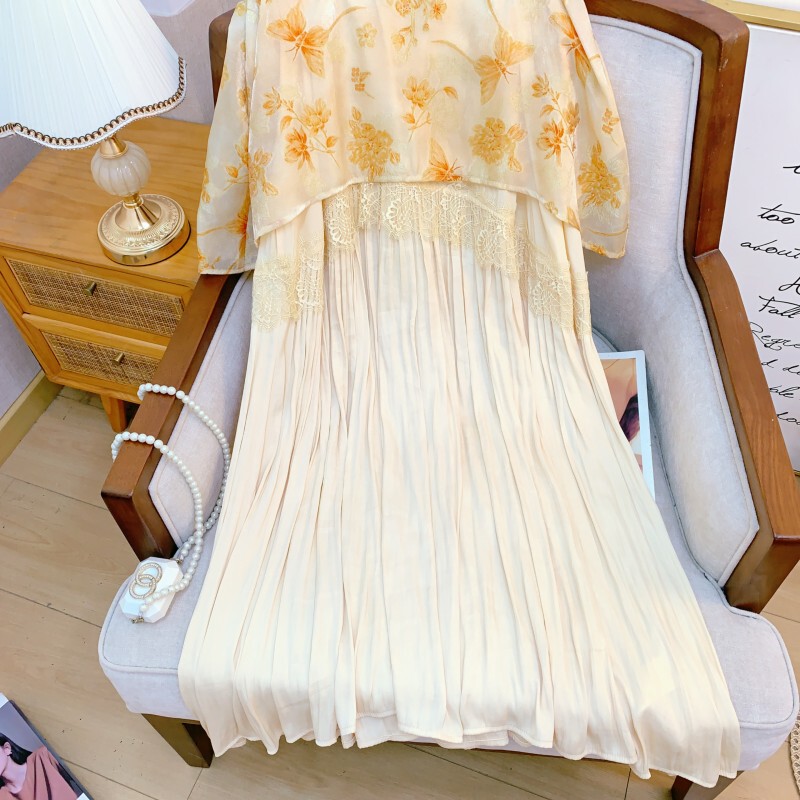 Set áo vest không tay in hoa ren cài khuy kèm chân váy xếp ly dài cạp thấp — Vàng mơ