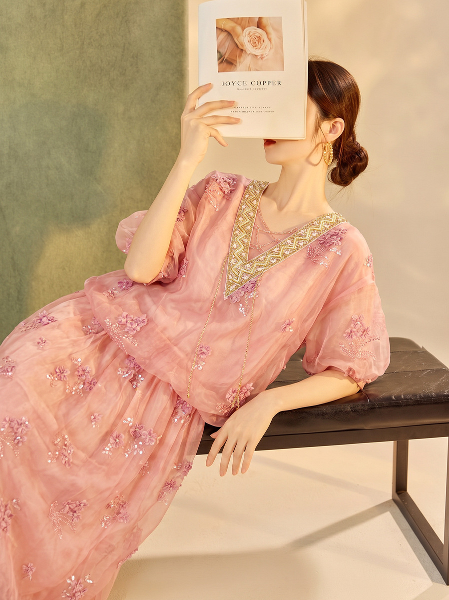 Đầm maxi nữ dài tay lỡ cổ chữ V thêu hoa phối voan nhẹ nhàng — Màu hồng