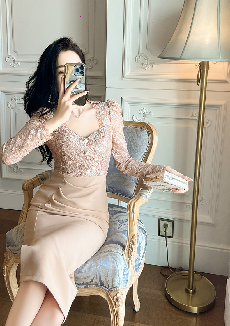 Váy liền nữ cổ vuông phối ren, thắt eo cao, dáng ôm vừa vặn, dài qua gối, phong cách thanh lịch — Màu Kaki