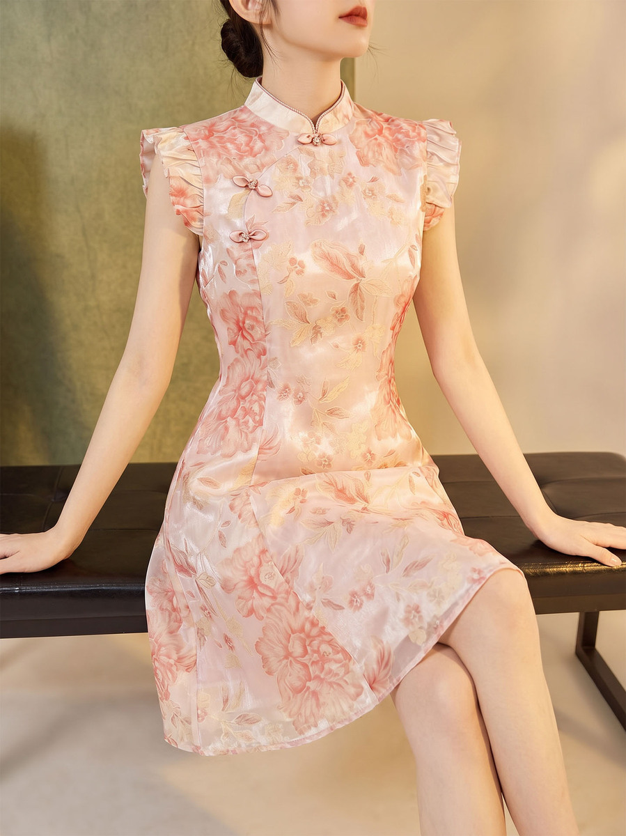 Đầm áo dài cách tân dáng ngắn cổ đứng thắt eo họa tiết hoa vải jacquard — Màu hồng