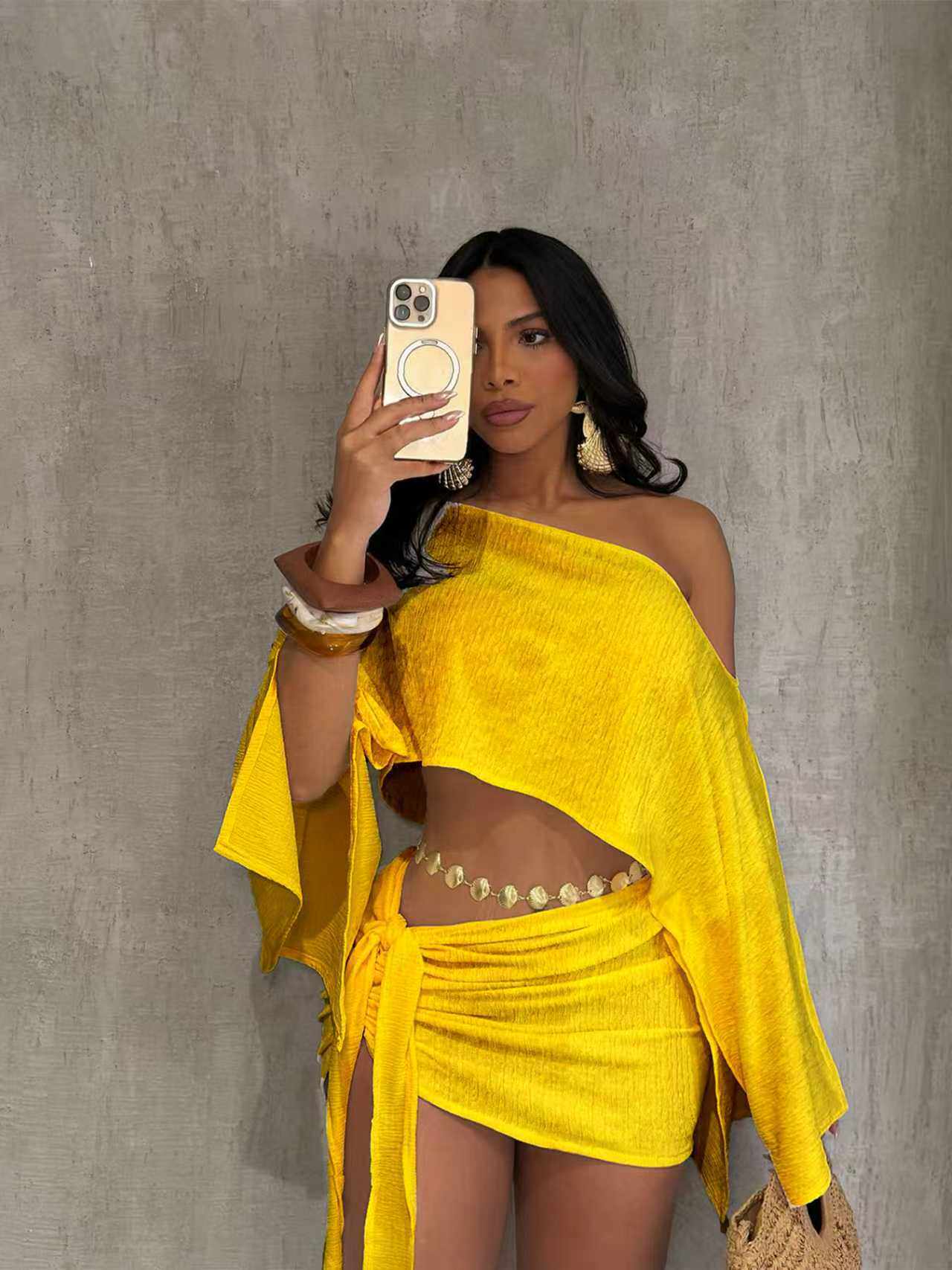 A740 时尚 优雅性感海边度假风透气斜领露肩上衣绑带包臀短裙套装