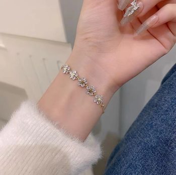 South Korea petals high-grade bracelet female Net red bracelet student girlfriends Korean style simple ins niche design personality