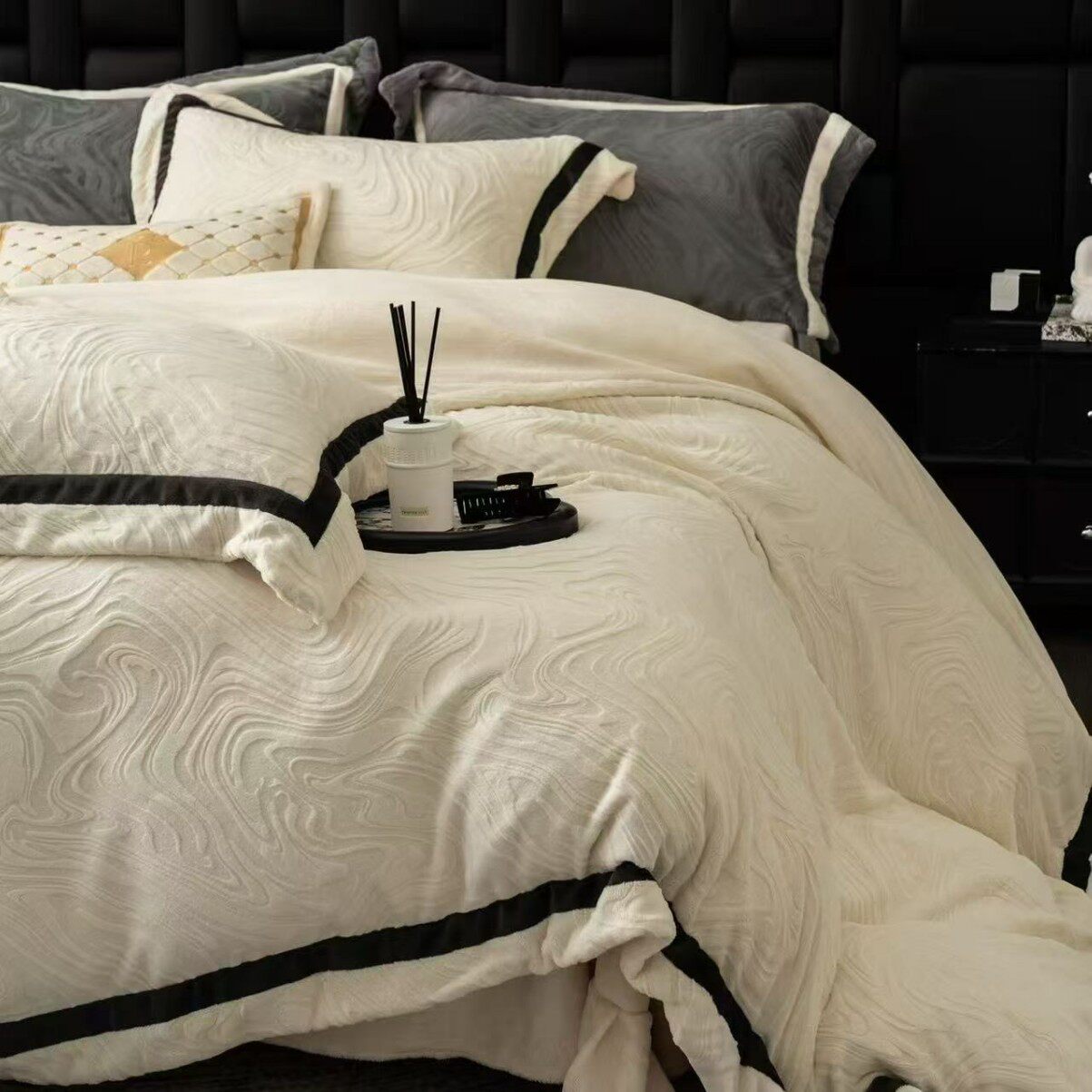 High-Weight Anti-Static Winter Warm A-Class Milk Velvet Four-Piece Set with Carved Embroidery and Coral Thickened Bedding