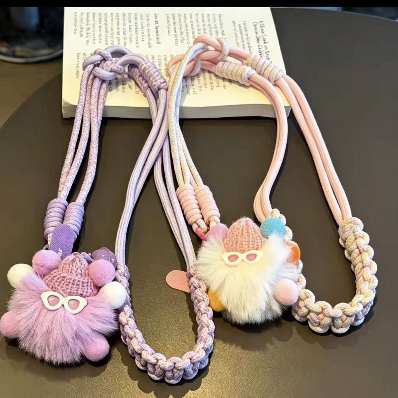 สายคล้องโทรศัพท์มือถือแบบยาว ถอดออกได้ หนาและกว้างขึ้น มีหลายฟังก์ชัน สามารถสะพายพาดลำตัว คล้องคอ คล้องข้อมือ หรือใช้เป็นสายคล้องขวดน้ำและกระเป๋าได้