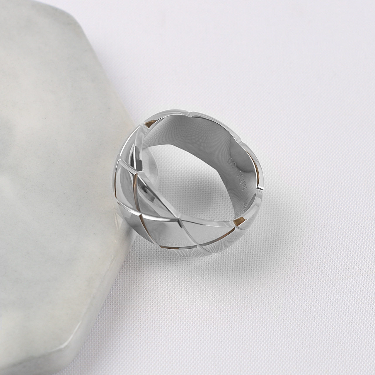 小香风菱格纹戒指镶钻18K金钛钢对戒跨境电商一手货源工厂直发