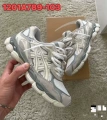 1201a789-103 comes with 2 pairs of shoelaces