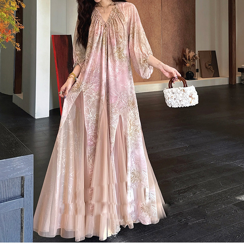 Đầm dài họa tiết hoa phối voan in thủy mặc, cổ chữ V tay lỡ dáng suông — Hồng đào non, Màu trắng ngà, Thiên Thanh, Tím khói