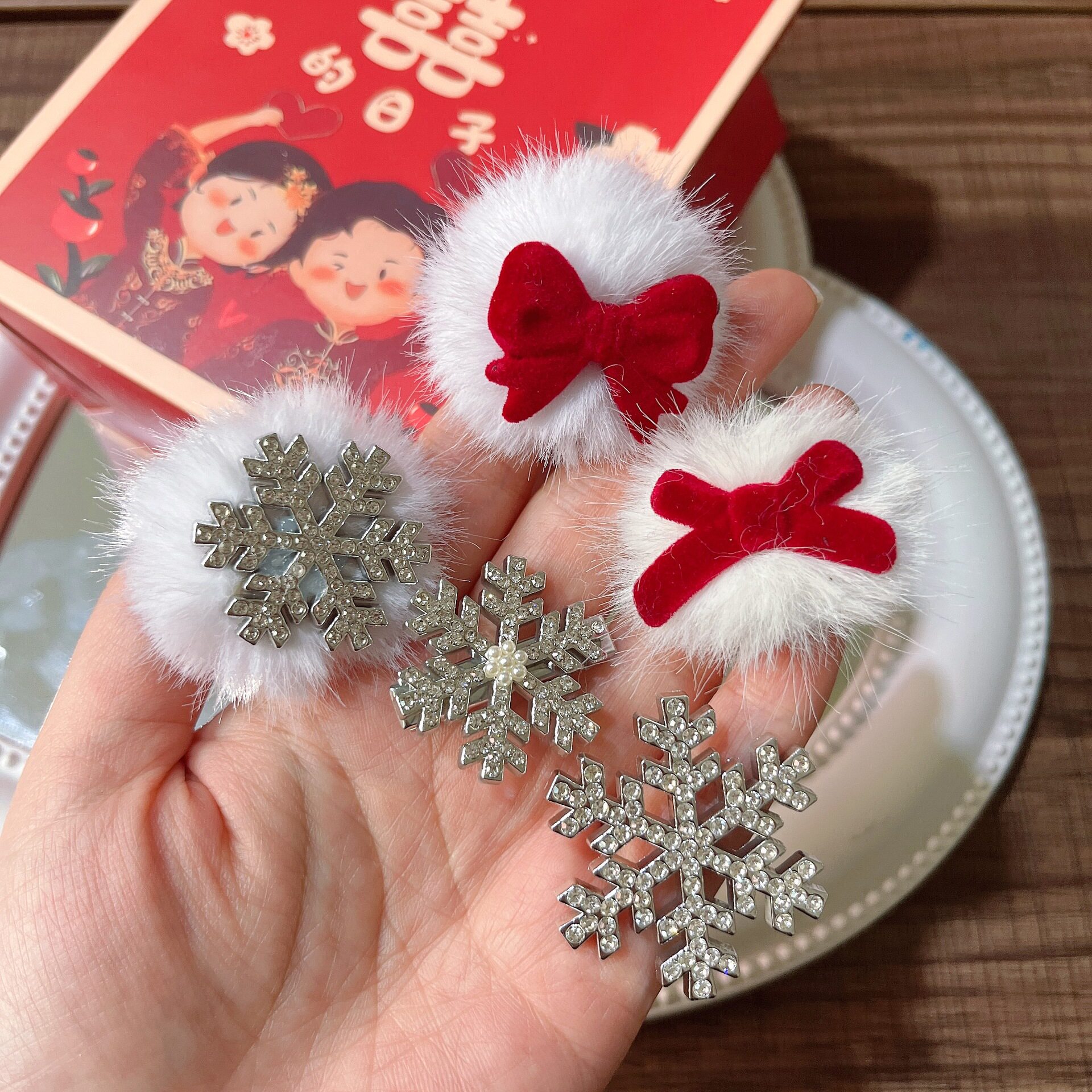 毛球雪花发夹秋冬新款红色蝴蝶结甜美高颜值刘海夹可爱喜庆女发卡