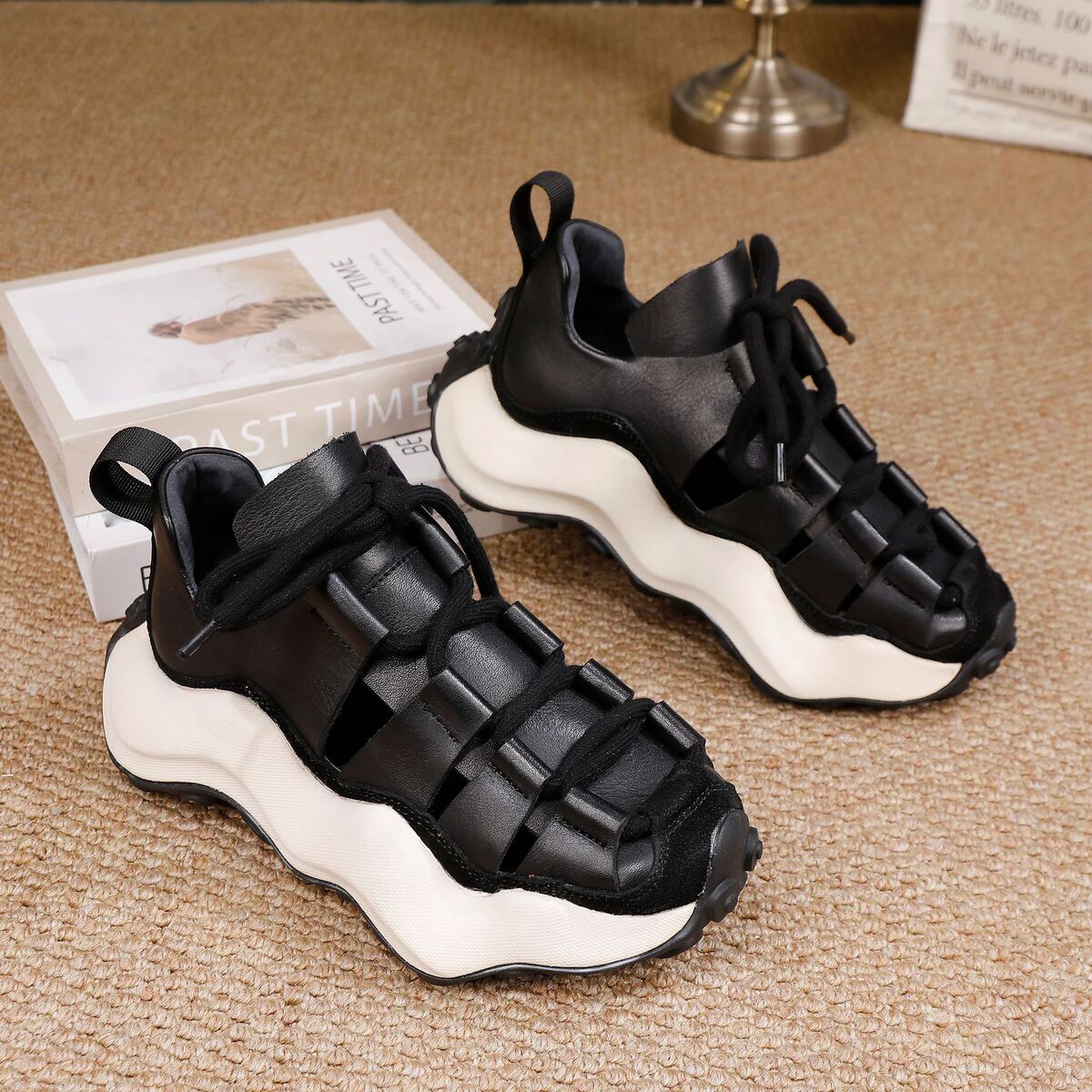 Sandal nữ đế dày mũi tròn thủng lỗ da bò thật — màu đen, màu đỏ