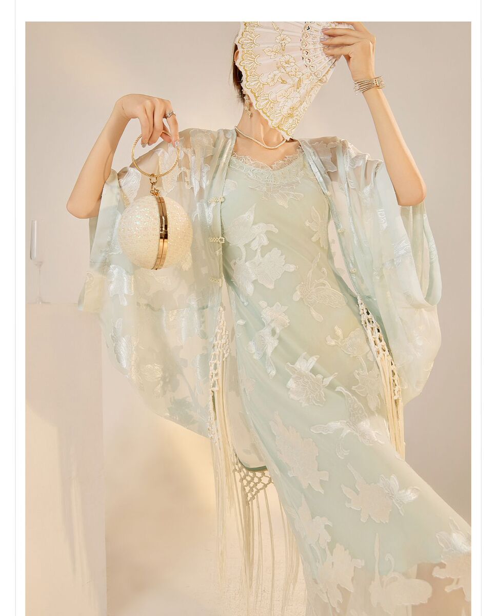Bộ đầm yếm dài kèm áo cardigan dài tay thêu họa tiết tua rua nữ — Áo cardigan tua rua (giao hàng trong 7 ngày), Áo cardigan tua rua (giao hàng trong ngày), Váy yếm (giao hàng trong 7 ngày), Váy yếm (giao ngay trong ngày)