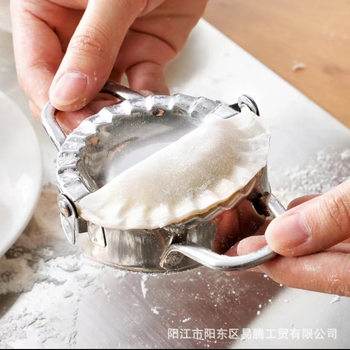 Source factory wholesale dumpling mold stainless steel skin cutter kitchen household dumpling artifact easy to use
