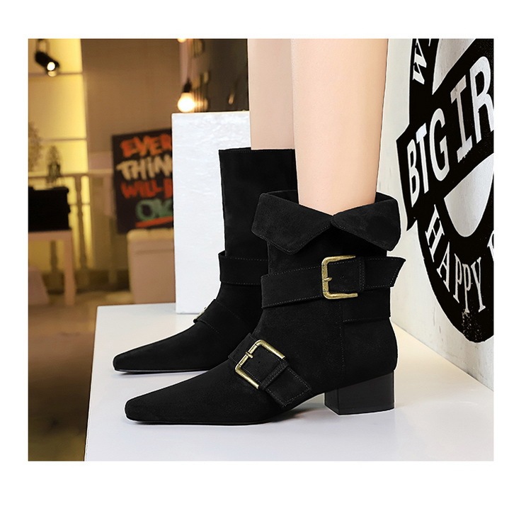 Boot nữ cổ trung mũi vuông khóa thắt lưng gót vừa phong cách retro — màu đen, nâu đậm, quả mơ