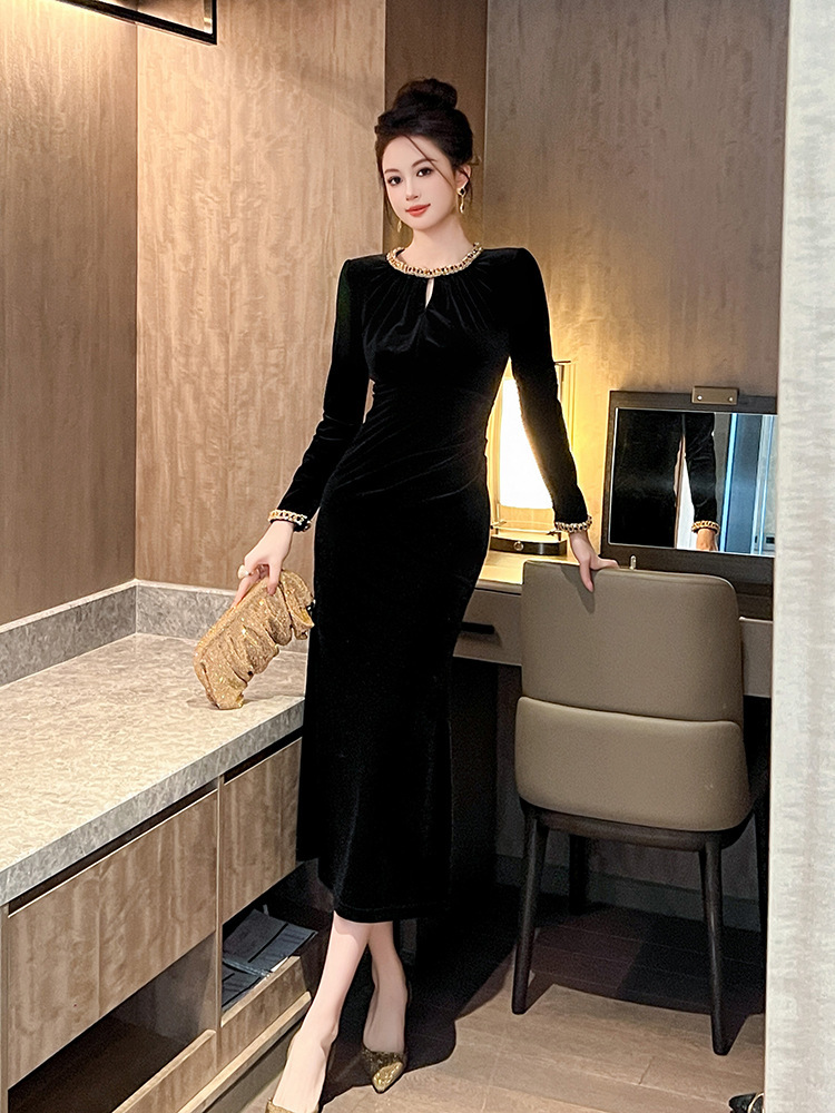 Đầm nữ nhung cổ tròn đính đá khoét lỗ dáng ôm body — Màu đen, Màu tím