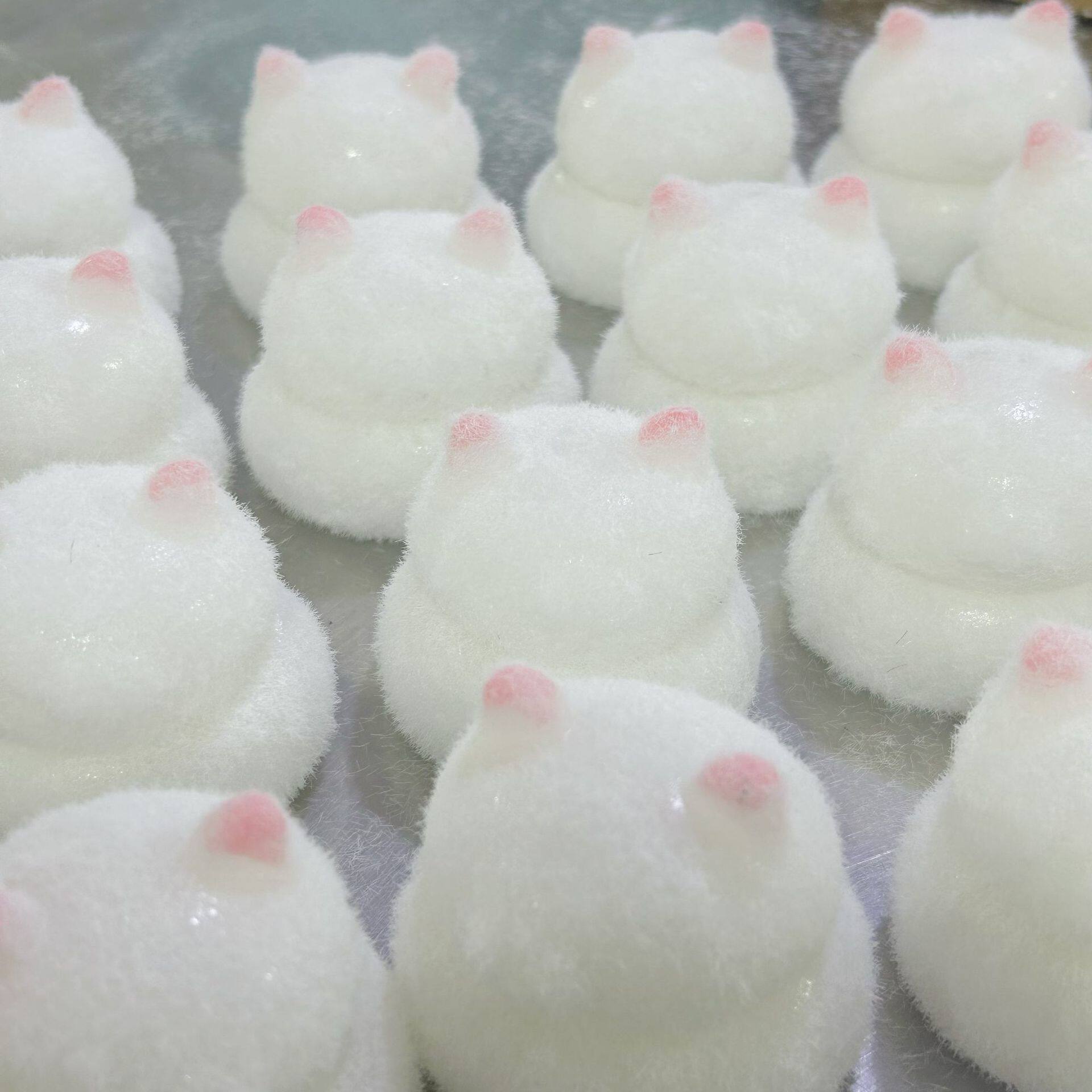 ピンクの耳が肥えています。