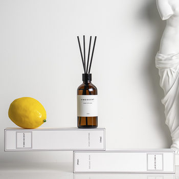 Small Brown Bottle of Flameless Aromatherapy Volatile Liquid with Pear and Freesia Scents, Suitable for Guesthouses, Aromatherapy Essential Oil, Gift Item, in Stock