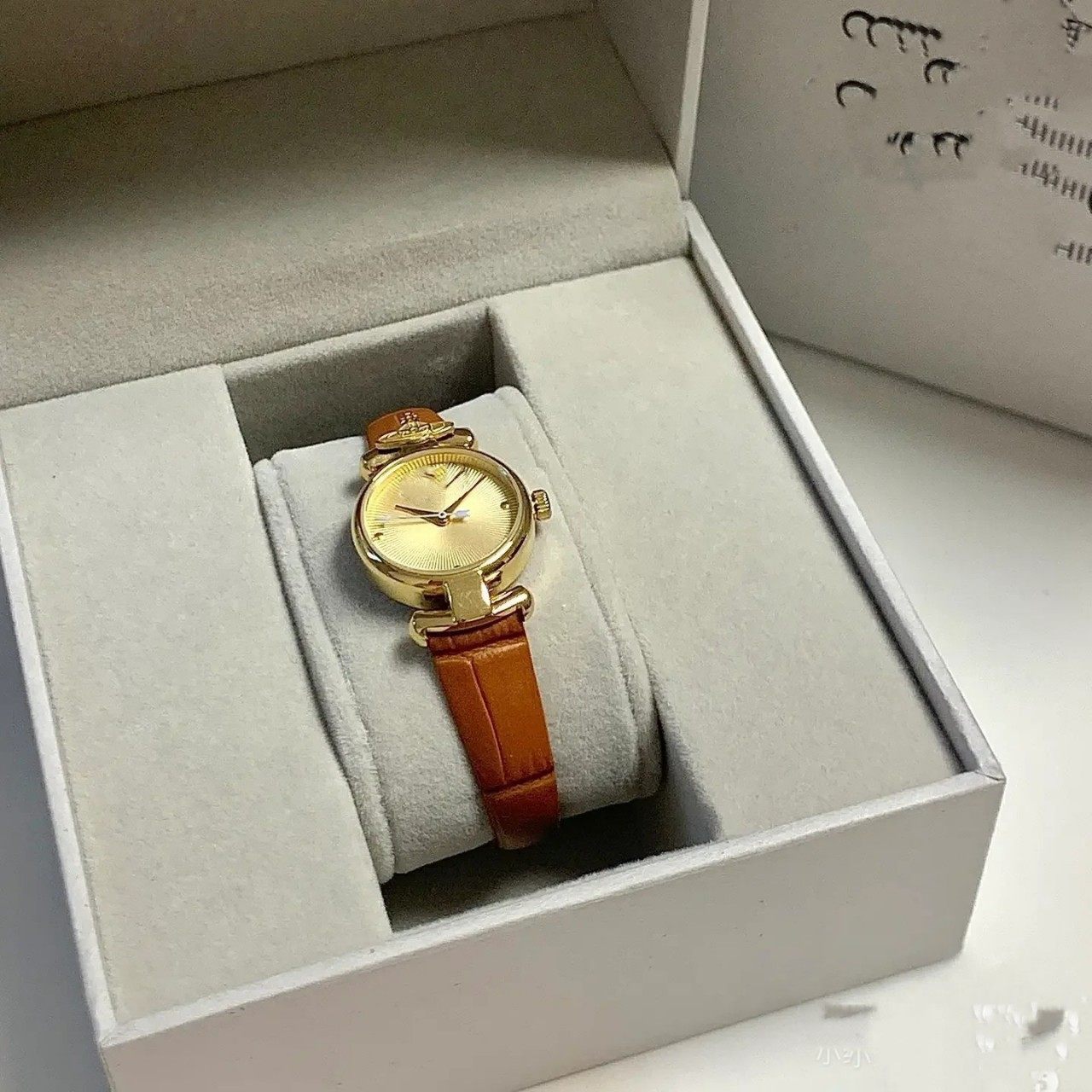 Vivinne Queen Mother Vivienne Small Dial Fashion Retro Quartz Watch Versatile Genuine Leather Waterproof Watch