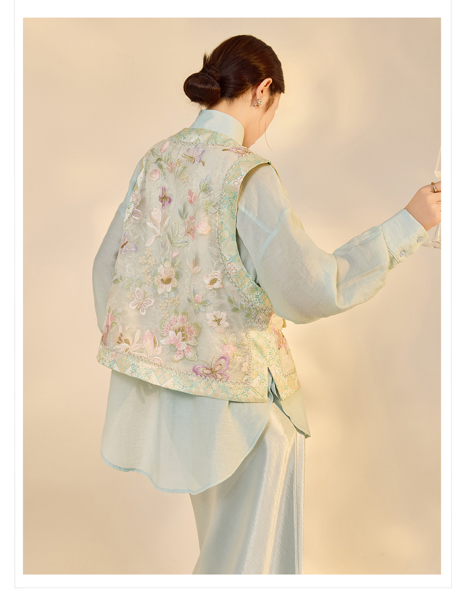 Áo gile nữ dáng vest cổ tròn thêu họa tiết hoa — màu xanh nhạt