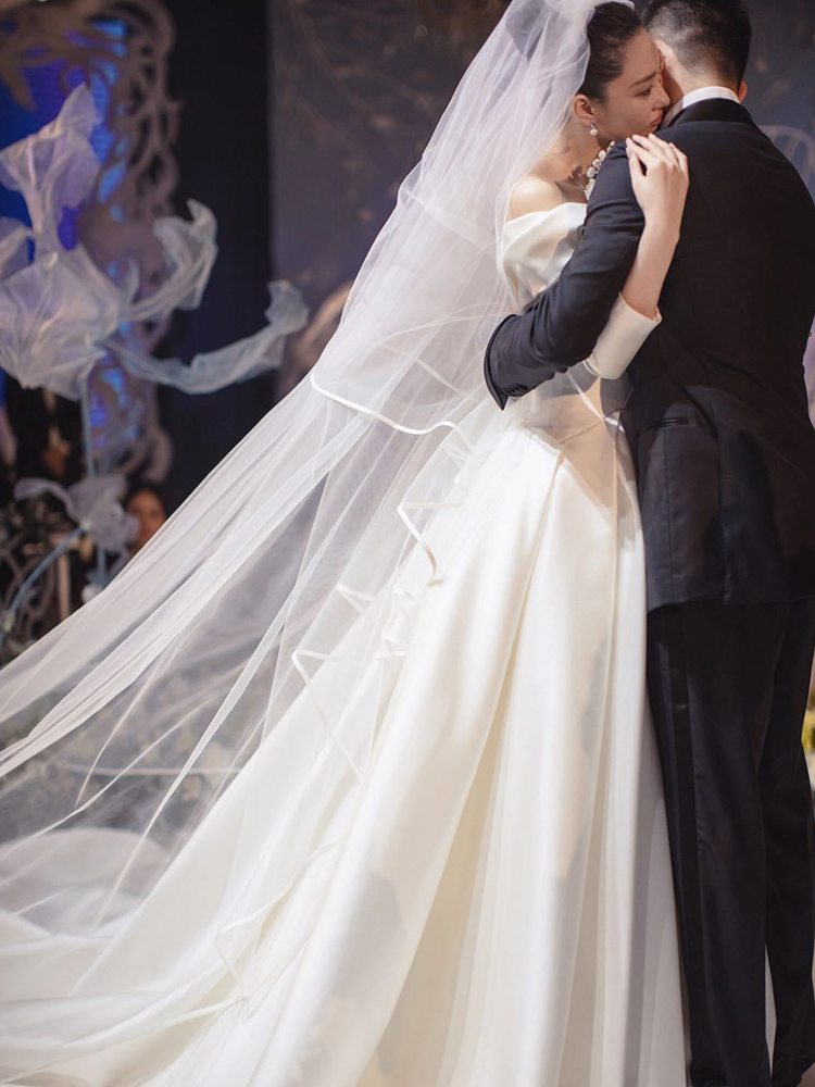 Advanced retro wedding dress, open shoulders, 2023 collection, long sleeve, fitted