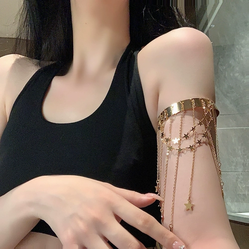 Небольшая дизайнерская элитная нарукавная повязка с кисточками, металлическое ювелирное украшение, аксессуары, в стиле панк, стиль