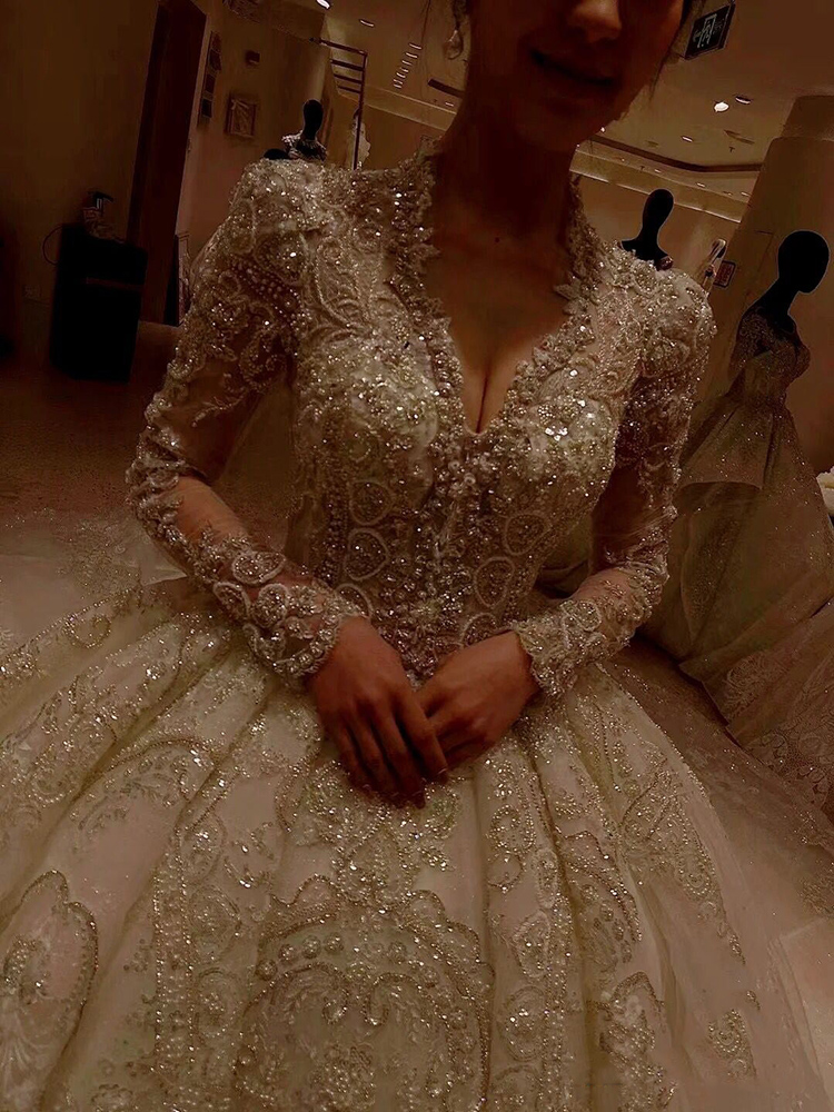 V -neck court style luxury high -level texture main wedding dress V -neck court style luxury high -level texture main wedding dress