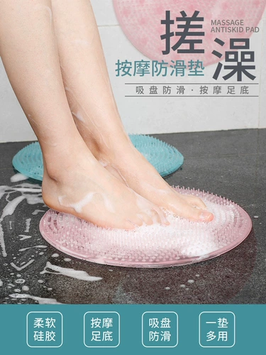 Ленивый мужчина потирает спину, чтобы принять ванну и сосать спину, почистись назад, вымойте ноги, вымойте ноги, почистите ноги, массаж, массаж